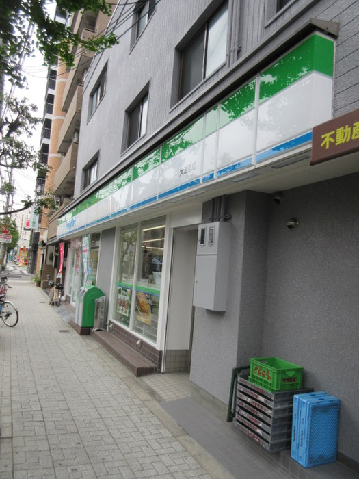コンビニ　ファミリーマート（コンビニ）まで239m