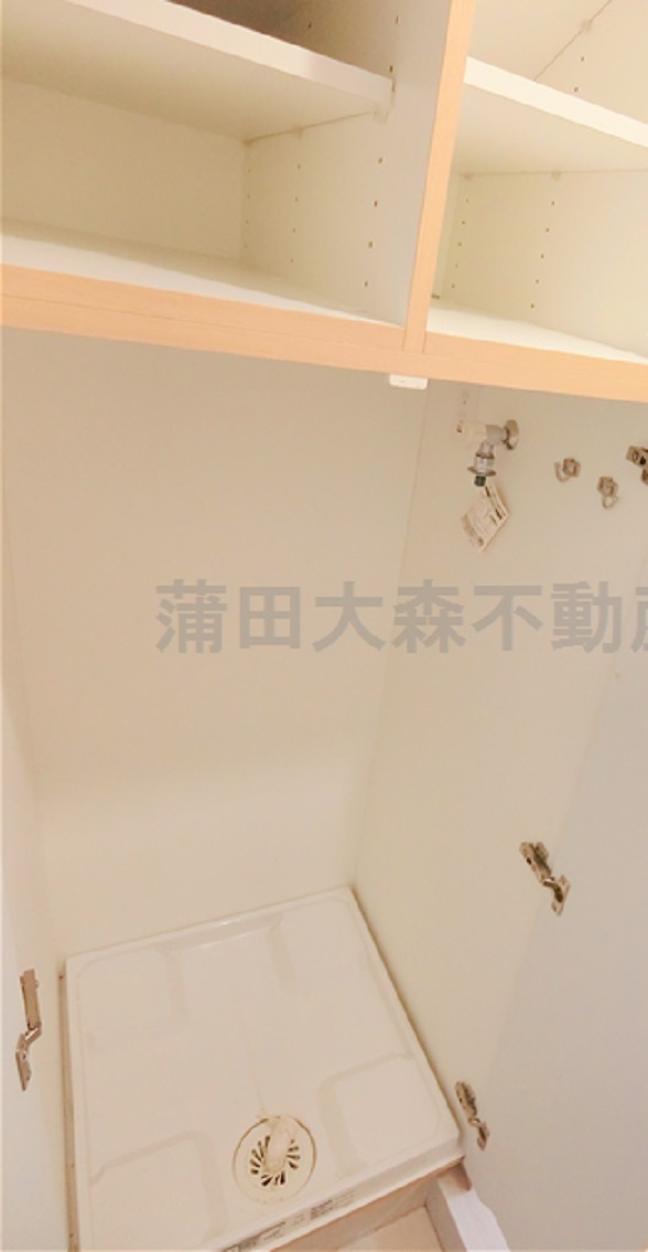 その他設備　棚収納付の室内洗濯機置き場