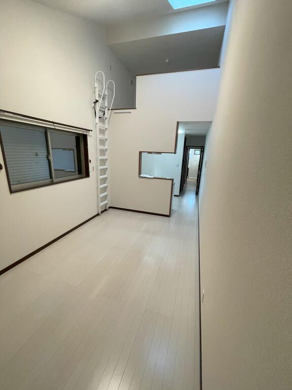 居室・リビング　洋室12帖で広々空間♪　※この写真は横のお部屋です。