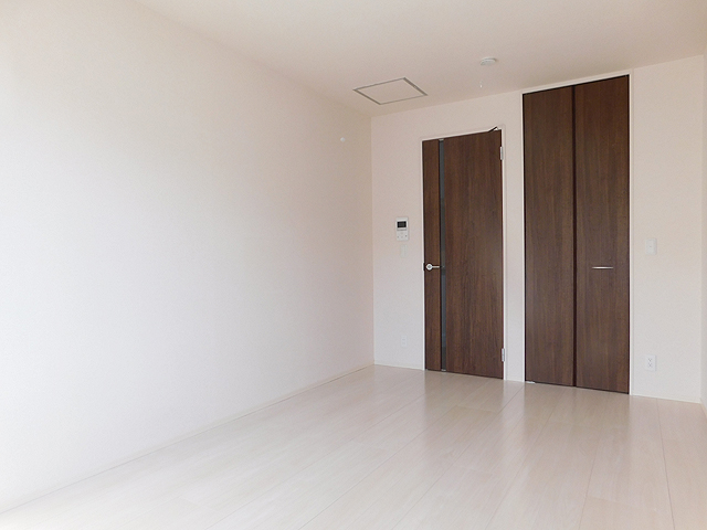 その他　窓側から撮影した洋室です！