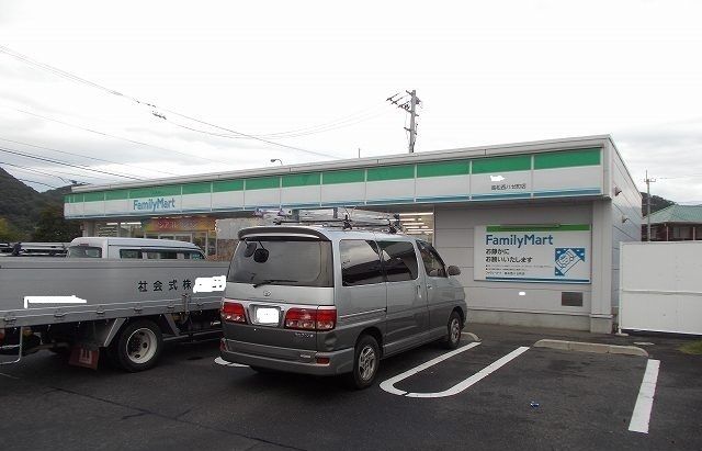 コンビニ　ファミリーマートさん（コンビニ）まで1100m