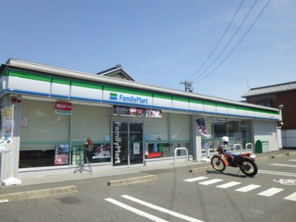 コンビニ　ファミリーマート（コンビニ）まで100m