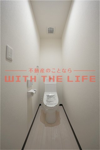 トイレ　落ち着いた色調のトイレです