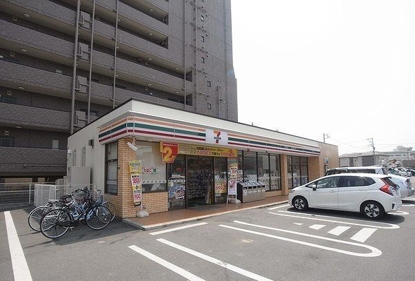 コンビニ　セブンイレブン（コンビニ）まで650m