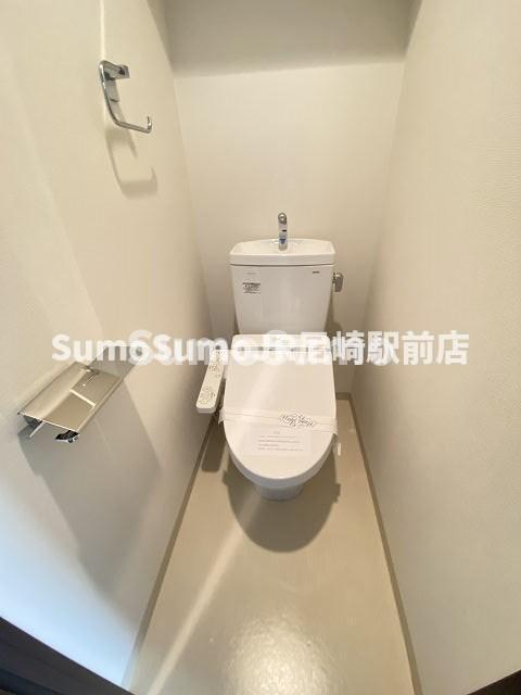 トイレ　落ち着いた色調のトイレです