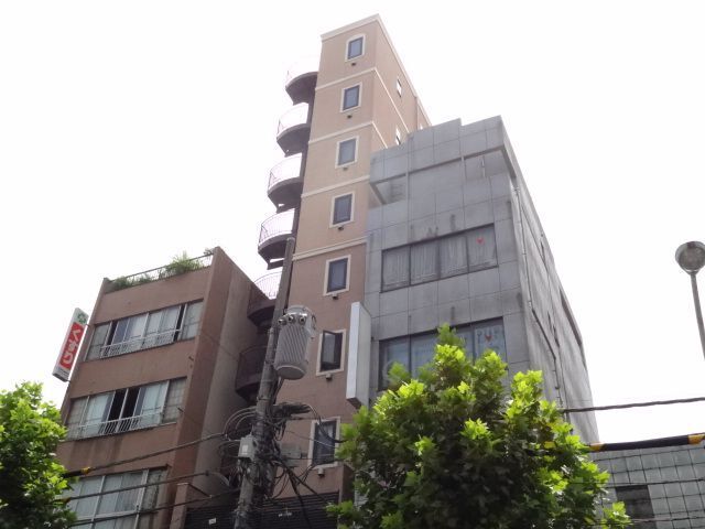 建物外観　９階建てのマンションです