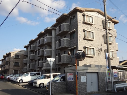 建物外観　スーパー（マルショク）の近くのマンションです！公園もすぐそば
