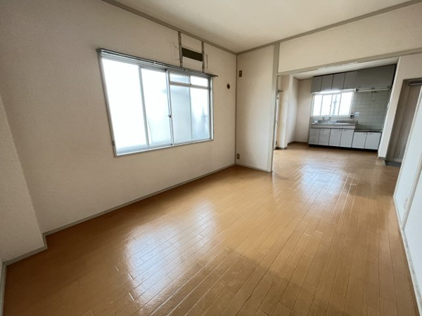 居室・リビング　こちらの居間で趣味の時間をお楽しみください