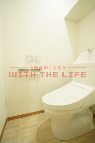 トイレ　落ち着いた色調のトイレです