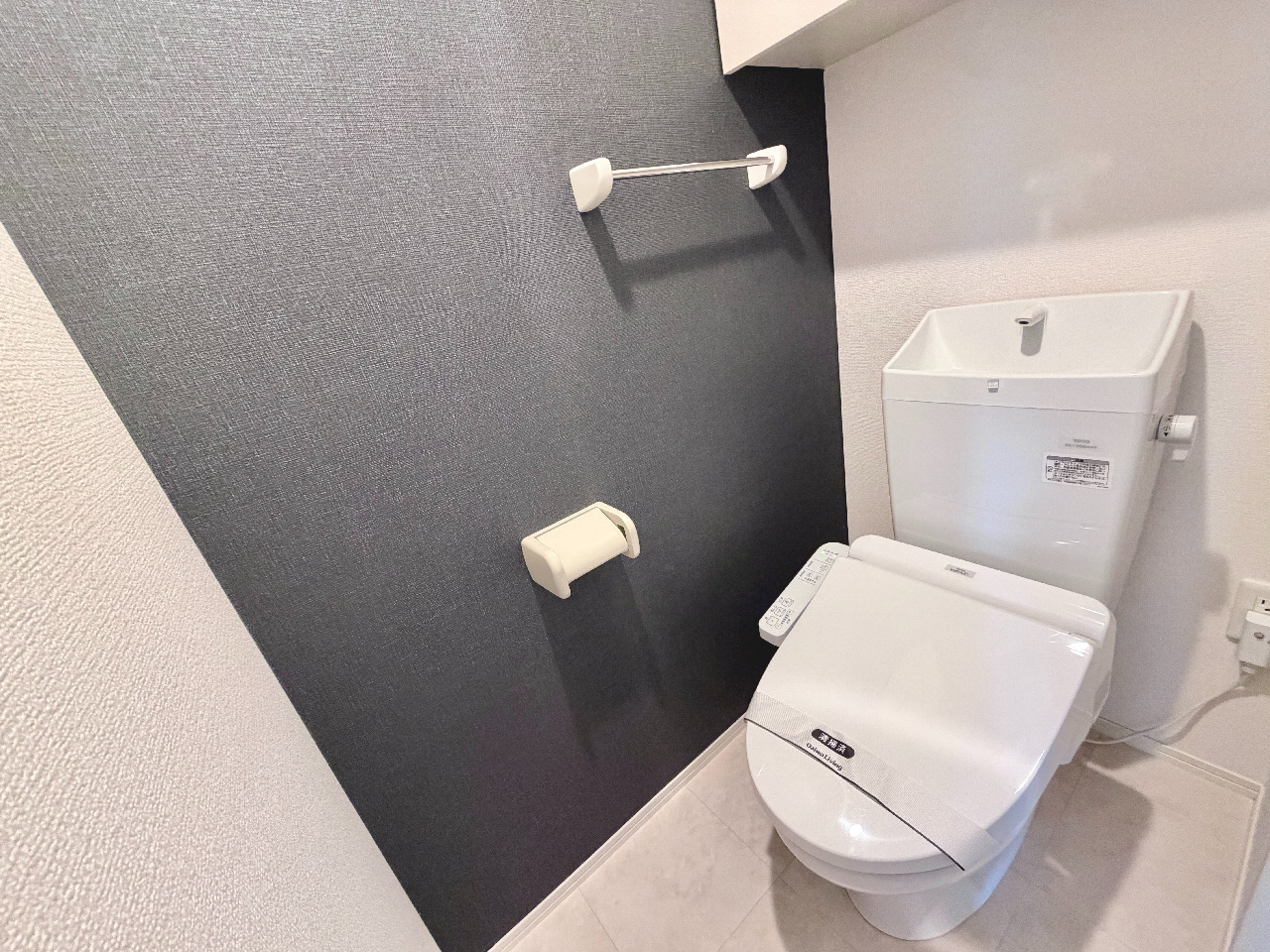 トイレ　トイレ部分・温水洗浄機能付きで清潔感◎　同棟参考写真