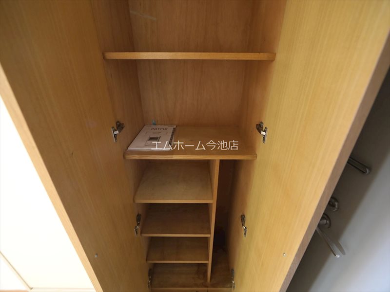 玄関　玄関　シューズボックス付