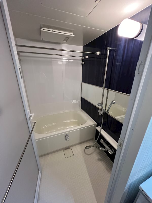 バス・シャワールーム　※同タイプの他のお部屋です