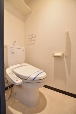 トイレ　画像は別号室。ご参考にどうぞ
