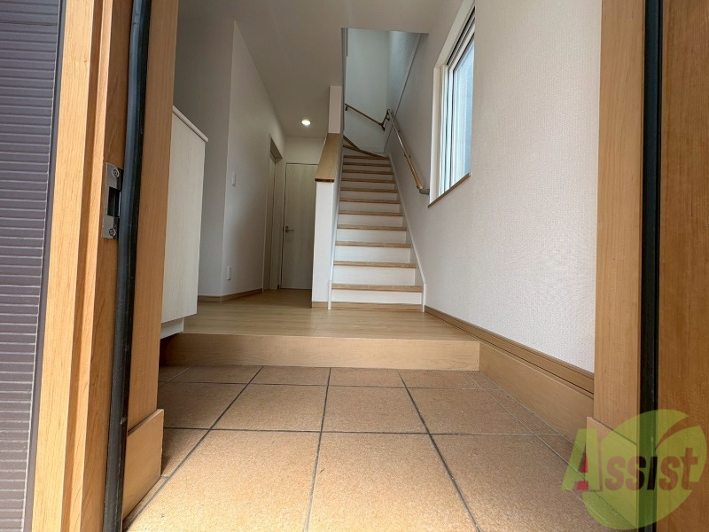 玄関　玄関の様子です。明るい印象ですね。気分もあがりそう。