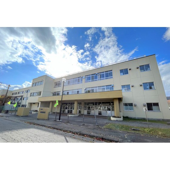 小学校　登別市立幌別西小学校（小学校）まで849m