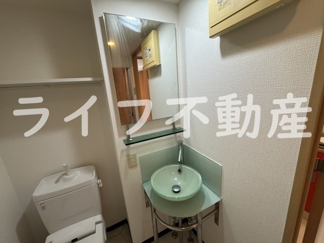 洗面設備　独立洗面化粧台が付いています