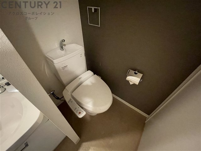トイレ　温水洗浄便座付きのトイレです♪