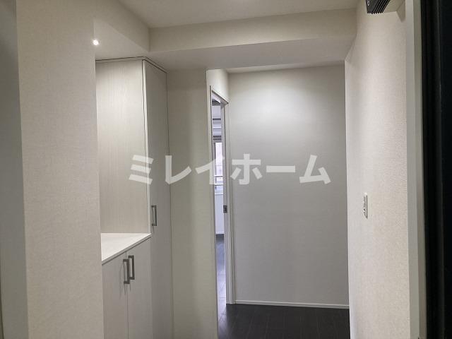 玄関　同建物内、別のお部屋の参考写真になります。