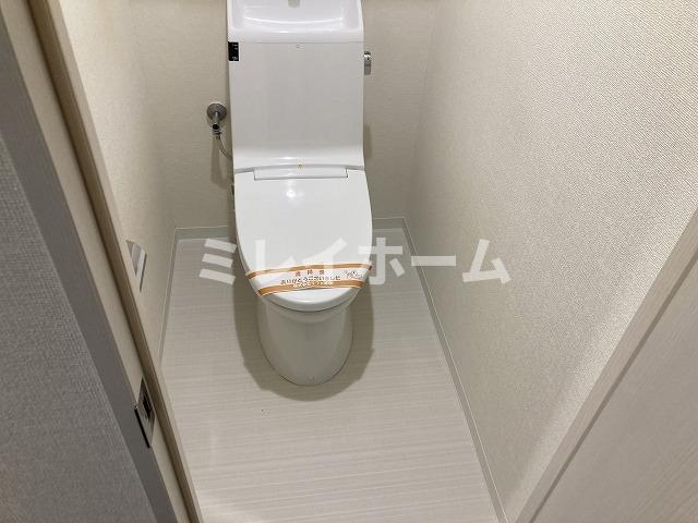 トイレ　同建物内、別のお部屋の参考写真になります。