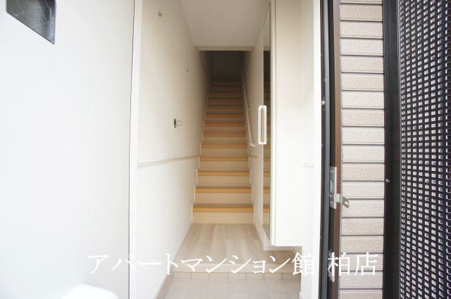 玄関　同施工会社、同型タイプです