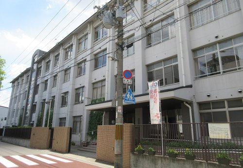 中学校　桃谷中学校（中学校）まで498m