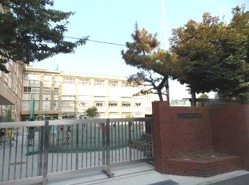 小学校　豊島区立 池袋第一小学校（小学校）まで549m