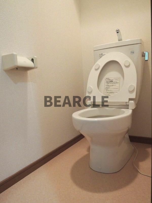 トイレ　落ち着いた色調のトイレです