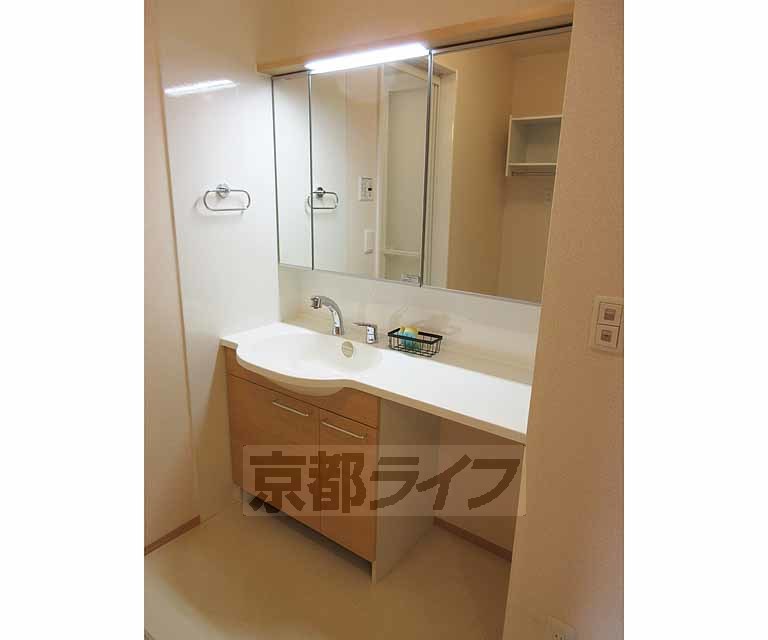 洗面設備　大きな鏡の綺麗な洗面台です・