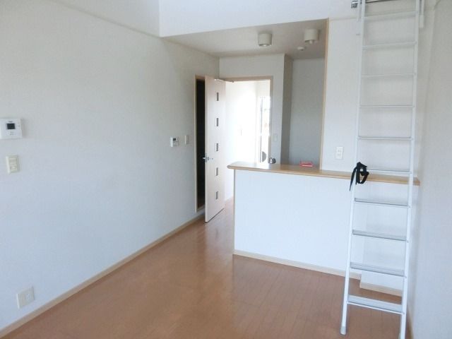 居室・リビング　ロフト付きの為お部屋の高さのあるお部屋です