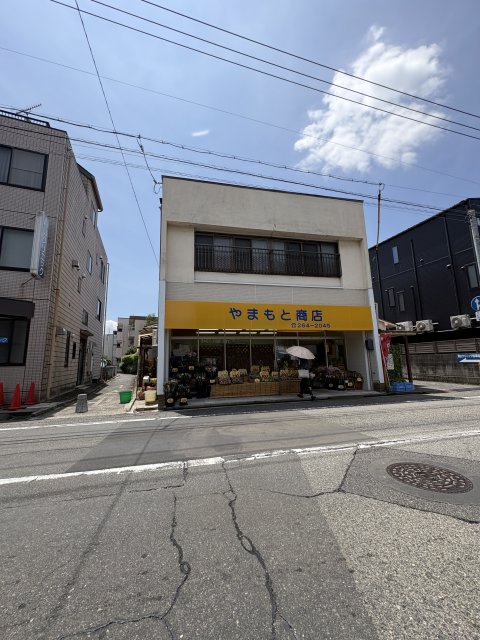 スーパー　やまもと　食料品店（スーパー）まで727m