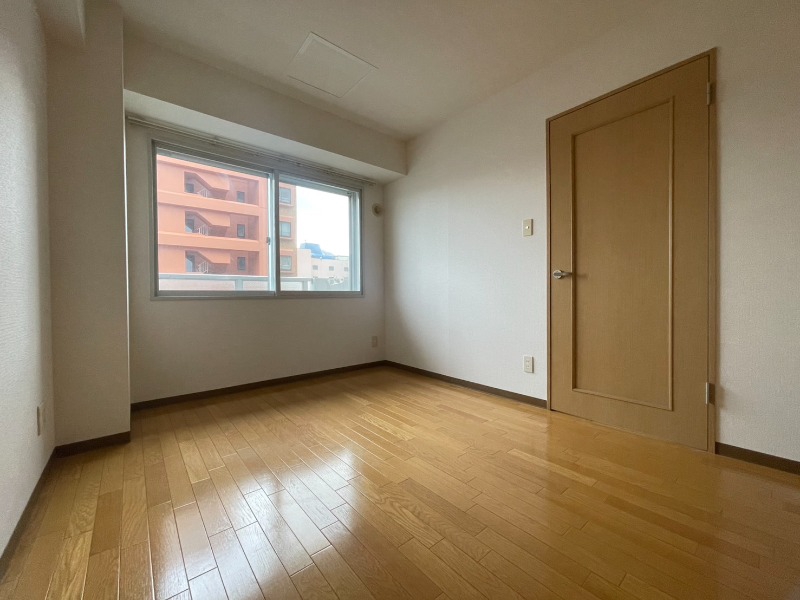 その他部屋・スペース　寝室はこちらです。光が差し込む、温かみのあるお部屋です。