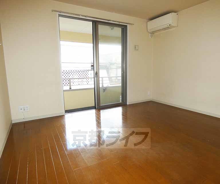 居室・リビング　落ち着いた雰囲気のお部屋です