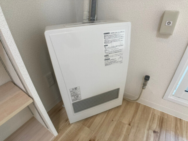 その他　ガス暖房です。寒い冬もこれで乗り切りましょう！