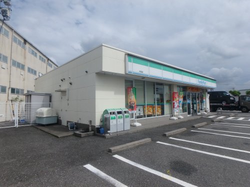 コンビニ　ファミリーマート中鶉店（コンビニ）まで823m