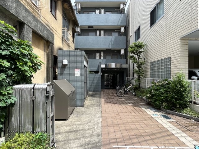 エントランス　落ち着いたエントランスです