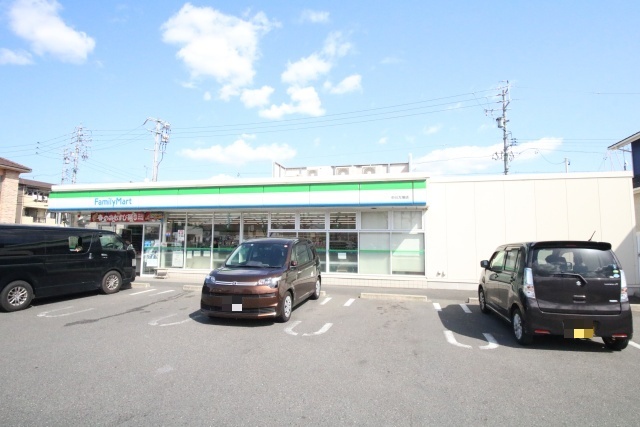 コンビニ　ファミリーマート 中川万場店（コンビニ）まで200m