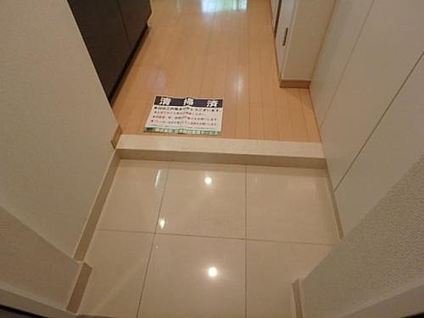 玄関　※別部屋の参考写真です。