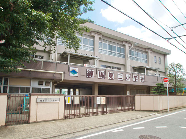 小学校　練馬区立練馬第二小学校（小学校）まで370m