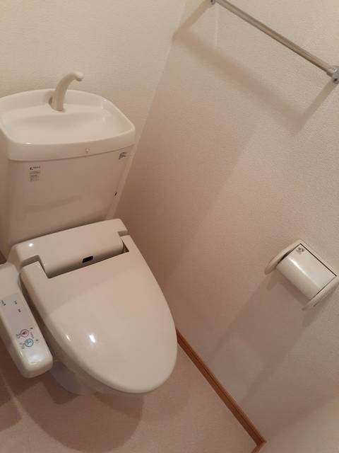 トイレ　嬉しい温水洗浄便座付きです♪