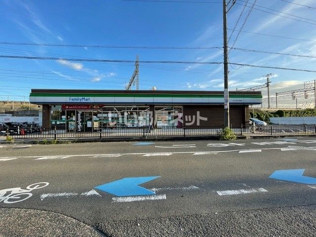 コンビニ　ファミリーマート 茨木三島中学校南店（コンビニ）まで563m