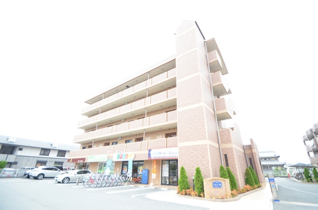 建物外観　マンションにはオートロック機能、室内にはシステムキッチンも！
