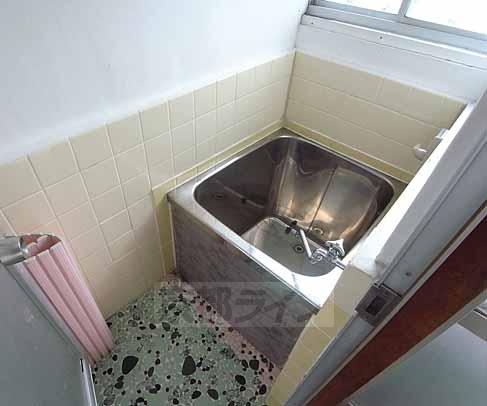 バス・シャワールーム　窓もついてますよ。