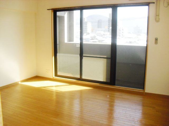 居室・リビング　同物件別号室