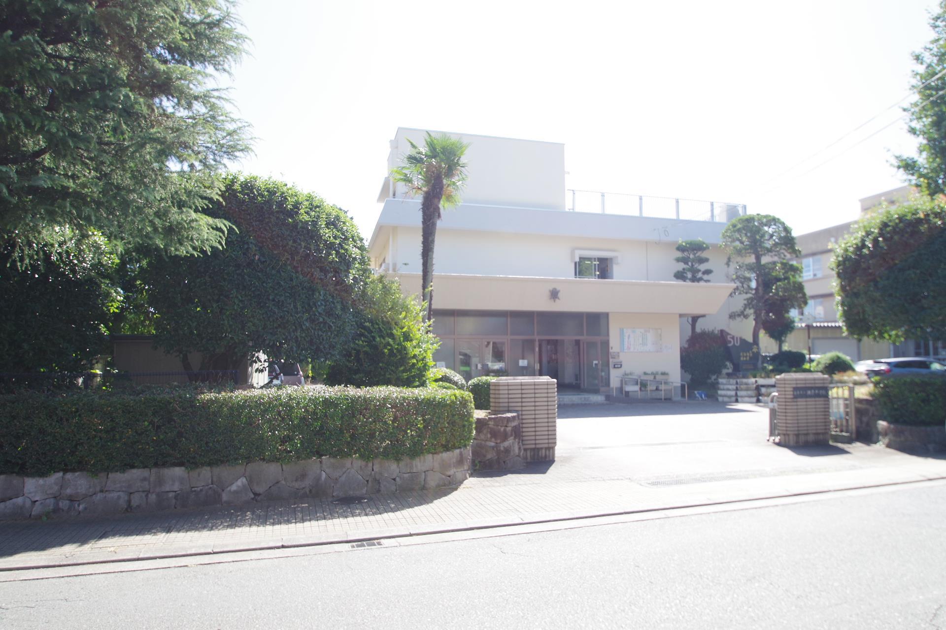 中学校　湖東中学校（中学校）まで800m