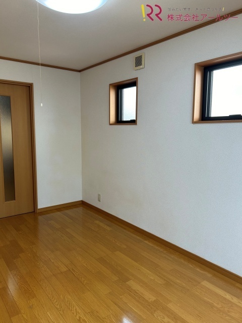 その他部屋・スペース　室内　小窓２カ所有り