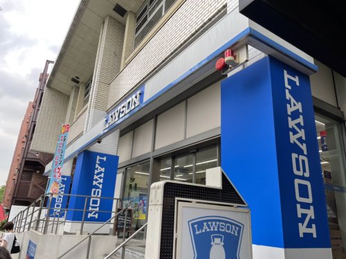コンビニ　ローソン 駒沢オリンピック公園前店（コンビニ）まで215m