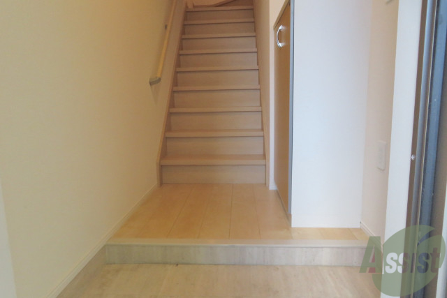 玄関　玄関から撮影しました。お部屋がすぐに見えず安心ですね。