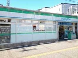 コンビニ　ファミリーマート（コンビニ）まで550m