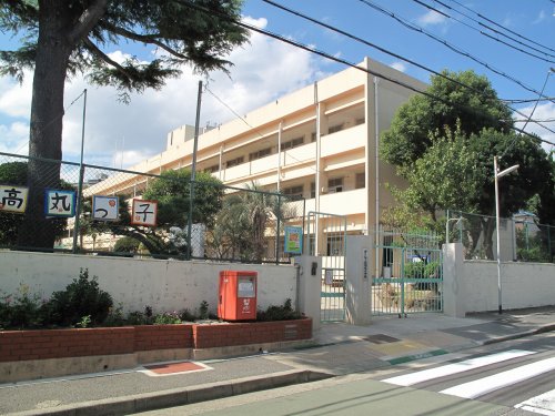 小学校　高丸小学校（小学校）まで447m