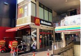 飲食店　マクドナルド 鴨居店（飲食店）まで384m